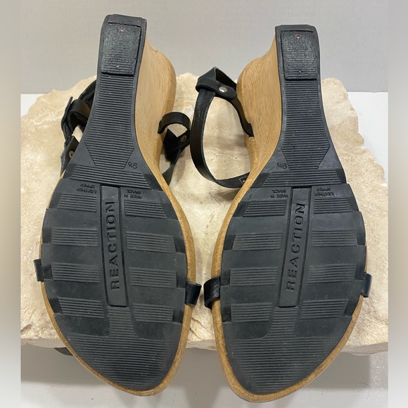 Kenneth Cole Reaction Black Leather Strappy Wedge Heeled Sandals Sz 9.5 - Picture 9 of 11